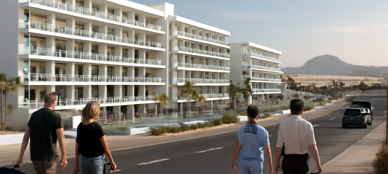 Grande resort turistico a Corralejo con piscine, balconi bianchi, ospiti e lavoratori all’ingresso