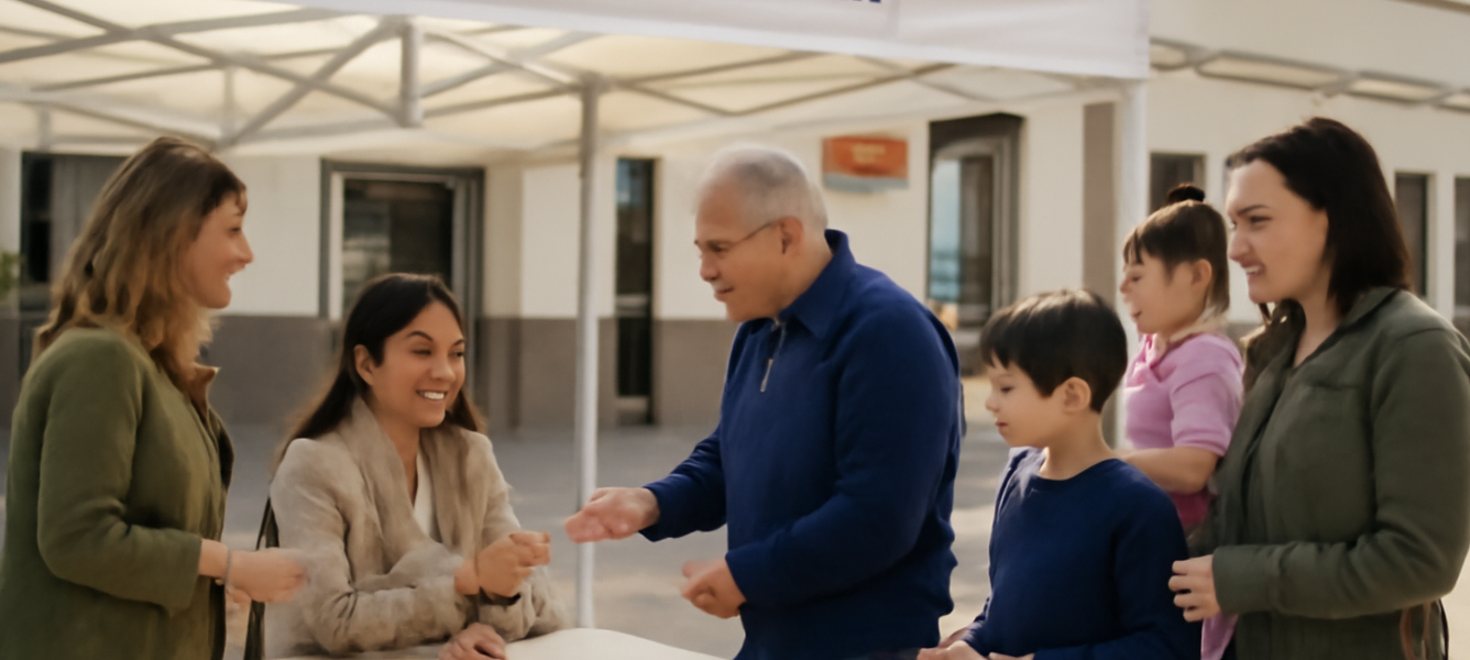 Cittadini e famiglie si avvicinano a uno stand municipale in piazza a Tetir, Puerto del Rosario
