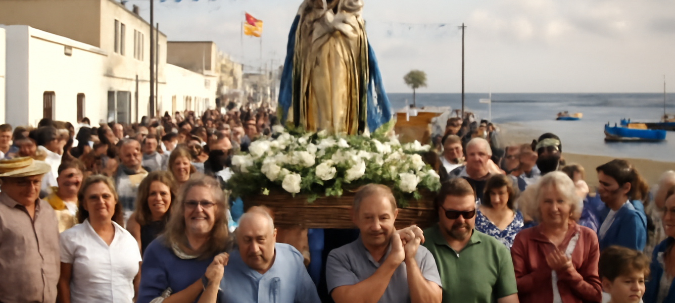Processione marittima a Puerto Lajas con la statua della Virgen portata a spalla, folla e mare sullo sfondo